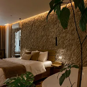 Hotel Alpini, Razëm